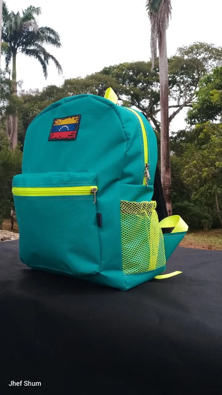 Morral de Calma visto de lado, mostrando la cremallera en verde limón y el bolsillo de malla lateral