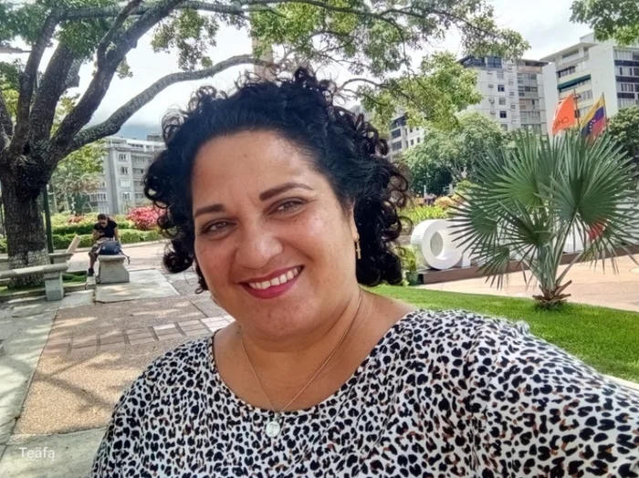 Tecris Cornejo, psicóloga y terapeuta, sonriendo en un parque